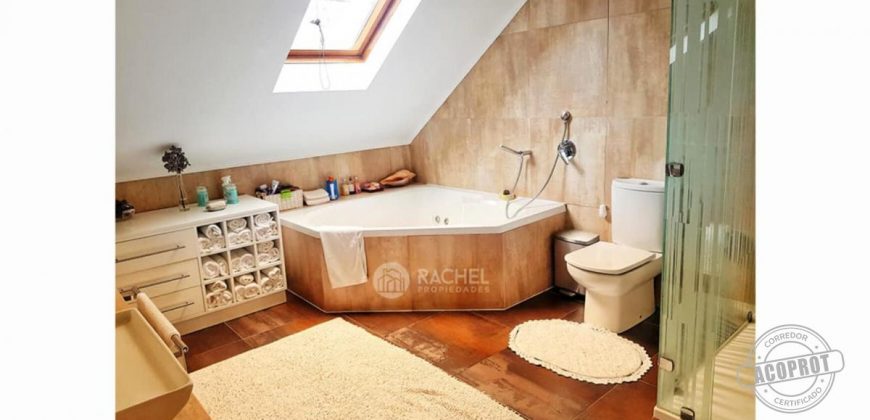 SE VENDE PRECIOSA Y AMPLIA CASA REMODELADA EN BARRIO INGLES