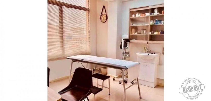 SE VENDE CONSULTA MEDICA EQUIPADA/PUERTAS CERRADA