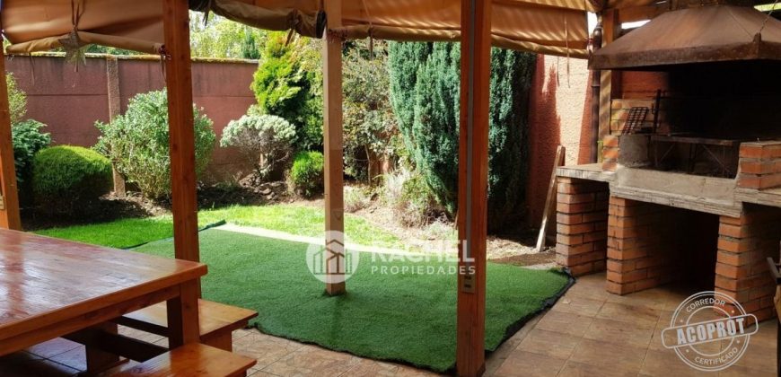 SE VENDE CASA con QUINCHO EN BARRIO INGLES