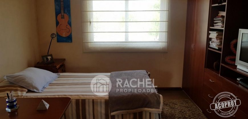 SE VENDE CASA con QUINCHO EN BARRIO INGLES