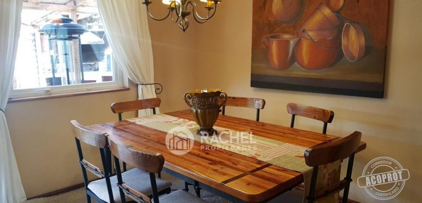 SE VENDE CASA con QUINCHO EN BARRIO INGLES