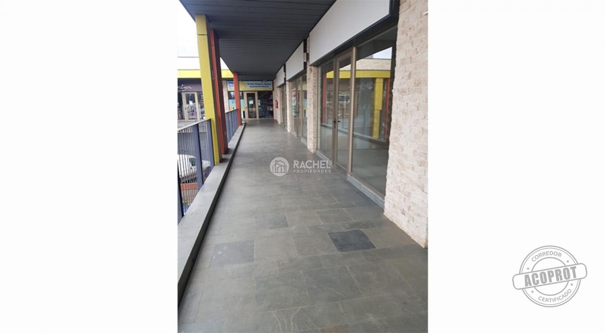 SE ARRIENDAN EXCELENTES LOCALES COMERCIALES EN STRIP CENTER