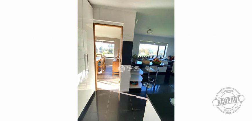 LUMINOSA Y ACOGEDORA CASA EN PARCELA- CONDOMINIO CERRADO