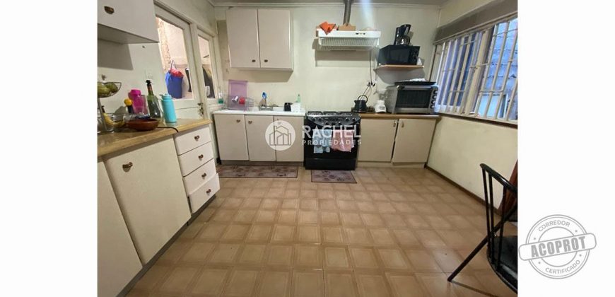 SE VENDE CASA CON GRAN TERRENO AVDA SAN MARTÍN