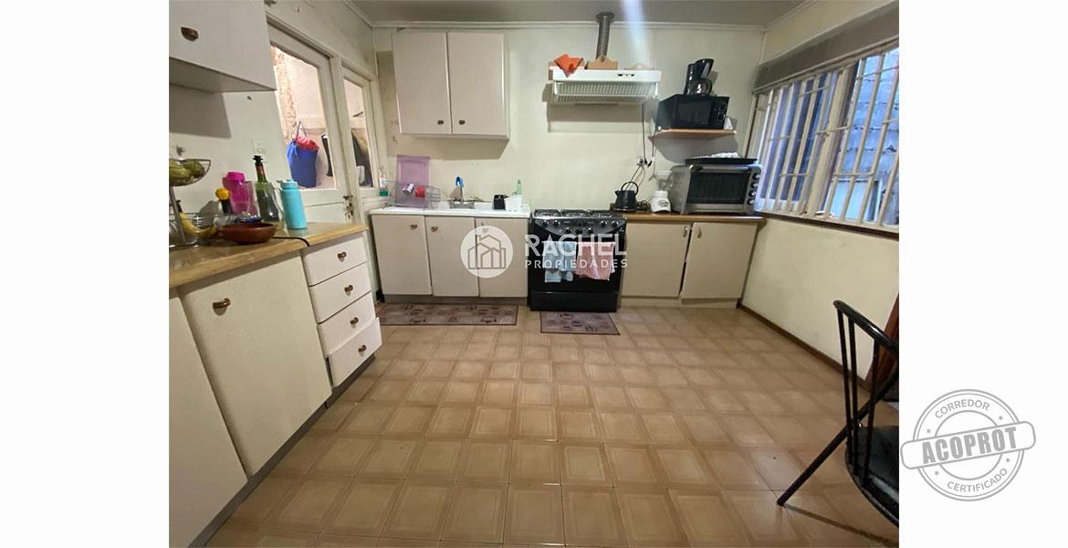 SE VENDE CASA CON GRAN TERRENO AVDA SAN MARTÍN
