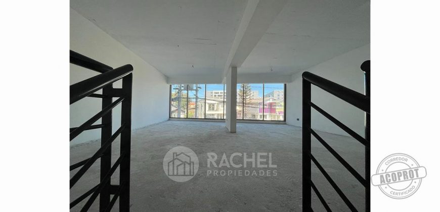 SE ARRIENDA LOCAL COMERCIAL NUEVO EN EDIFICIO 2 K