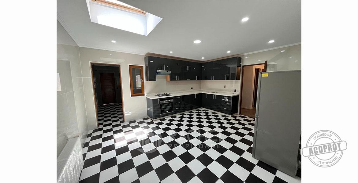 SE VENDE AMPLIA CASA RECIÉN CONSTRUIDA