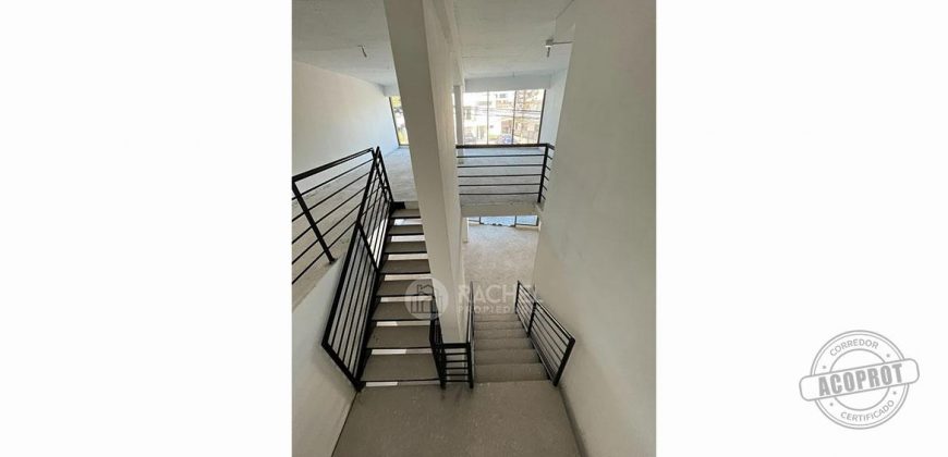SE ARRIENDA LOCAL COMERCIAL NUEVO EN EDIFICIO 2 K