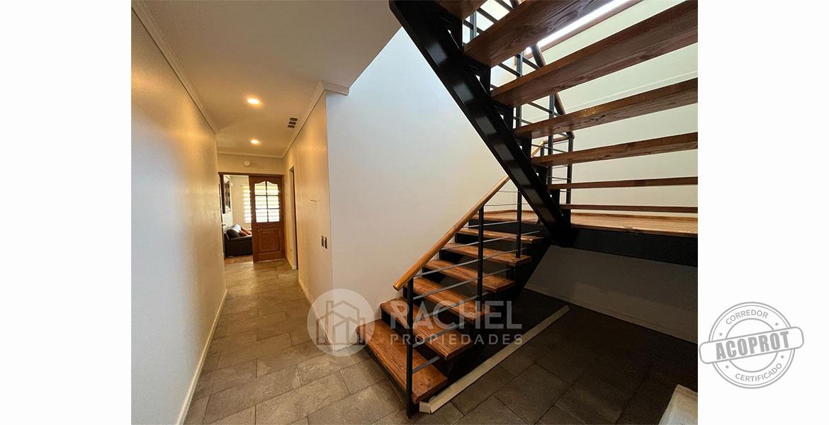 SE VENDE AMPLIA CASA RECIÉN CONSTRUIDA