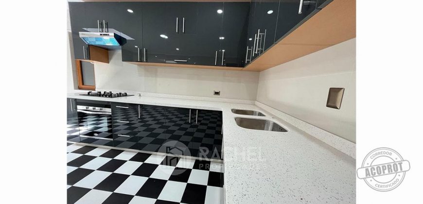 SE VENDE AMPLIA CASA RECIÉN CONSTRUIDA