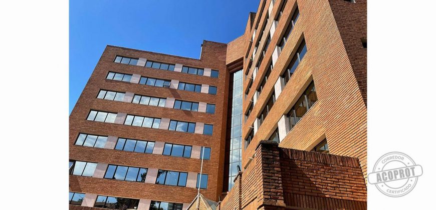 SE VENDE LUMINOSA OFICINA EN CENTRO DE ESPECIALIDADES MÉDICAS DINAMARCA