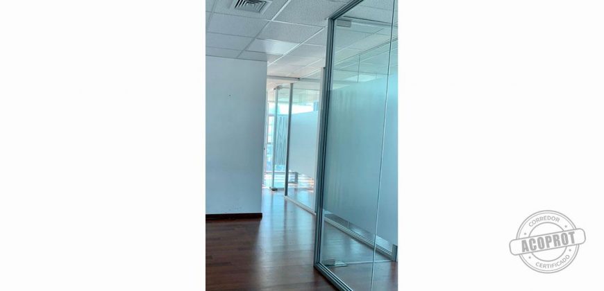 SE ARRIENDA MODERNA Y LUMINOSA OFICINA