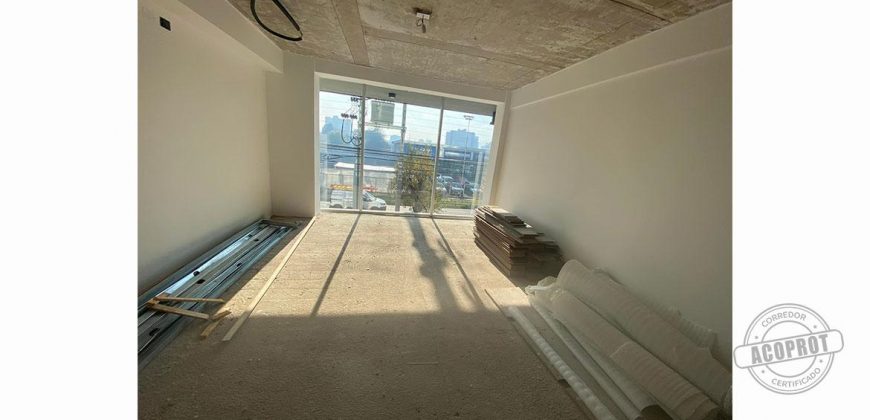 SE ARRIENDA LOCAL COMERCIAL NUEVO EXCELENTE VITRINA CON GRAN FLUJO