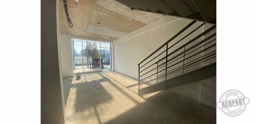 SE ARRIENDA LOCAL COMERCIAL NUEVO EXCELENTE VITRINA CON GRAN FLUJO