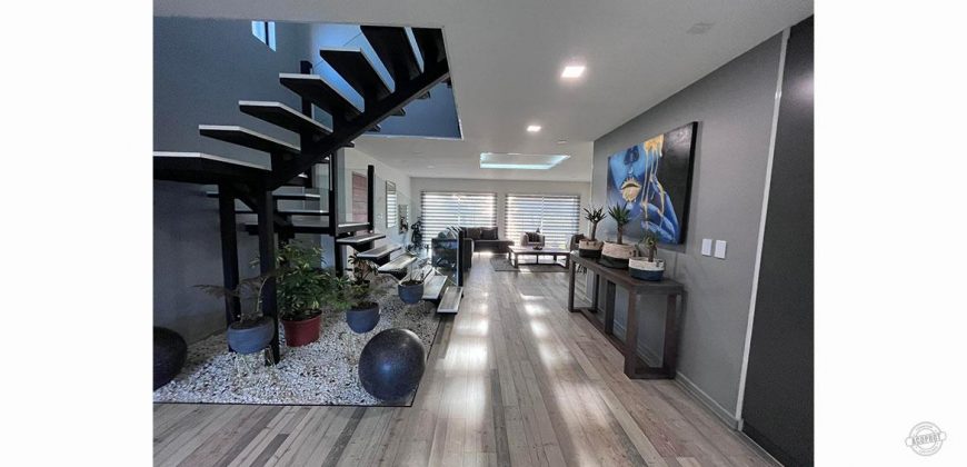 SE VENDE HERMOSA CASA CON MODERNO CONCEPTO ABIERTO COMPLETAMENTE REMODELADA