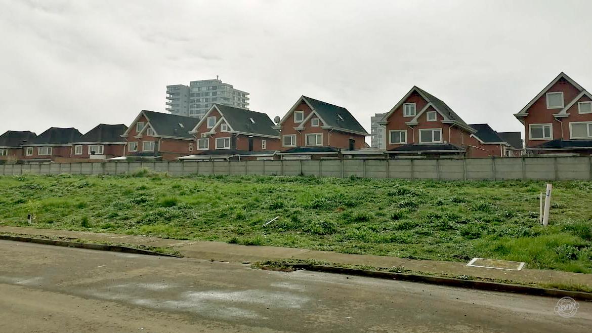 Vendemos excelente sitio en condominio en Av. Los Pablos