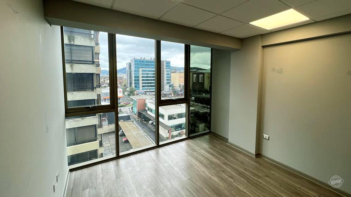 Arrendamos cómoda oficina ubicada en el Edificio Uno-K