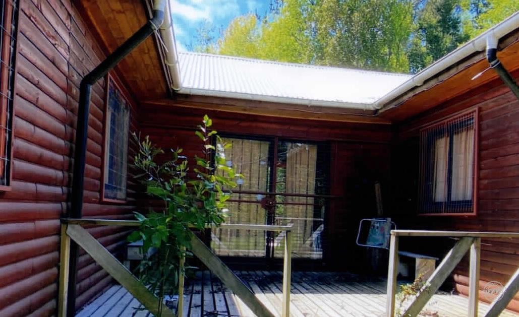 Vende Parcela de 5.000 mt2, Lote 10B y Casa de Veraneo, 4 dormitorios, 2 baños, completamente equipada, lugar Challupén a 5 kilómetros pasado Lican Ray hacia Coñaripe