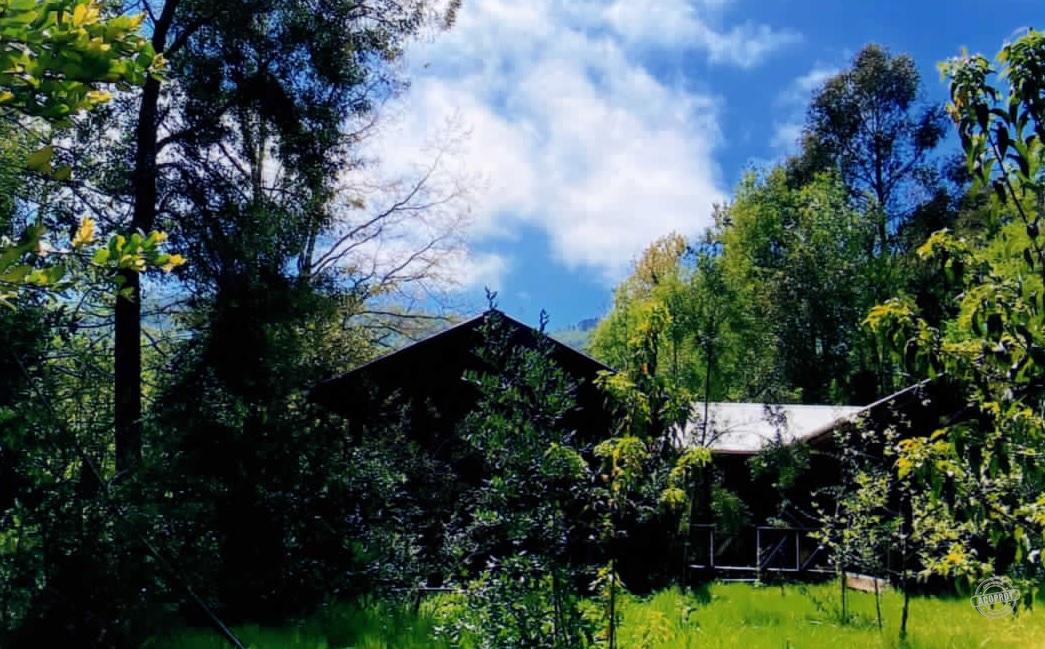 Vende Parcela de 5.000 mt2, Lote 10B y Casa de Veraneo, 4 dormitorios, 2 baños, completamente equipada, lugar Challupén a 5 kilómetros pasado Lican Ray hacia Coñaripe