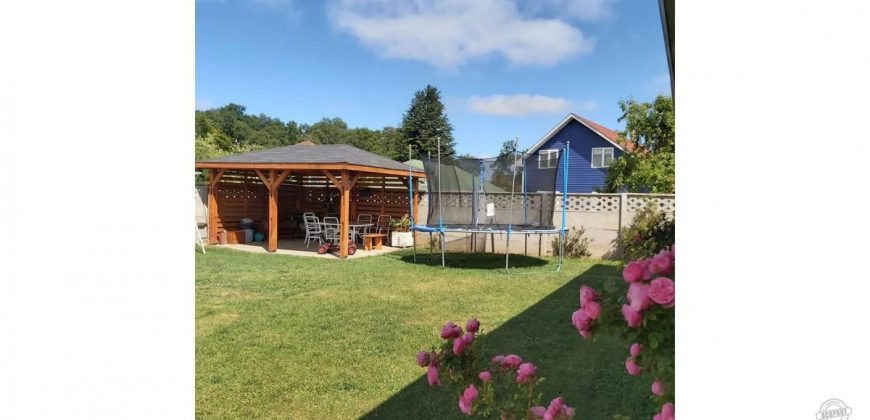 SE VENDE LINDA CASA EN TRANQUILO Y PRIVILEGIADO ENTORNO