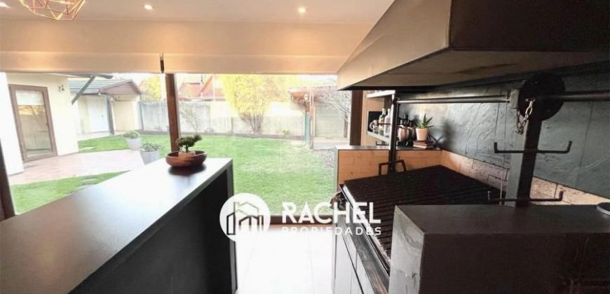 VENTA HERMOSA CASA RECIÉN REMODELADA