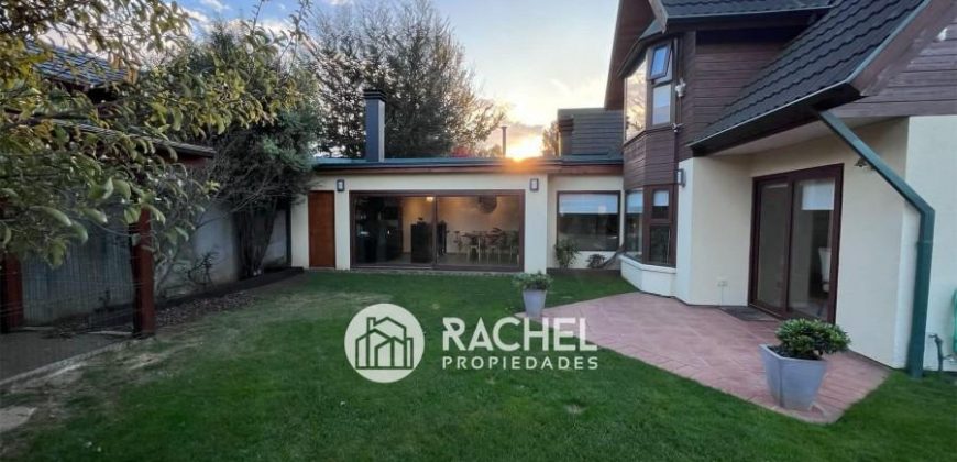 VENTA HERMOSA CASA RECIÉN REMODELADA