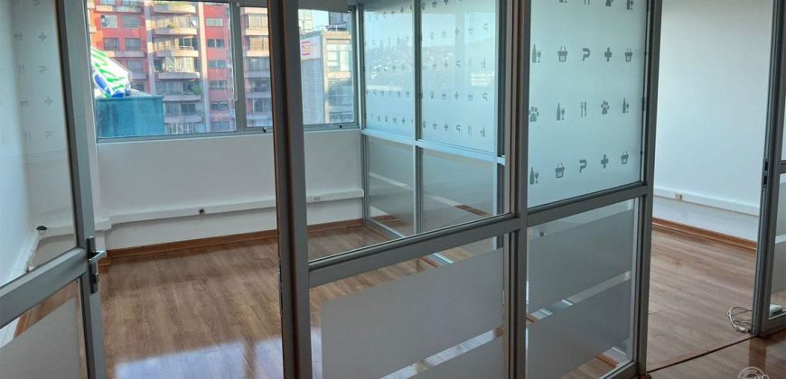 Arrendamos amplia y céntrica oficina en el Edificio Prat