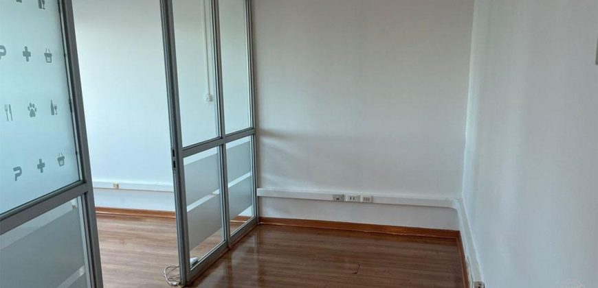 Arrendamos amplia y céntrica oficina en el Edificio Prat