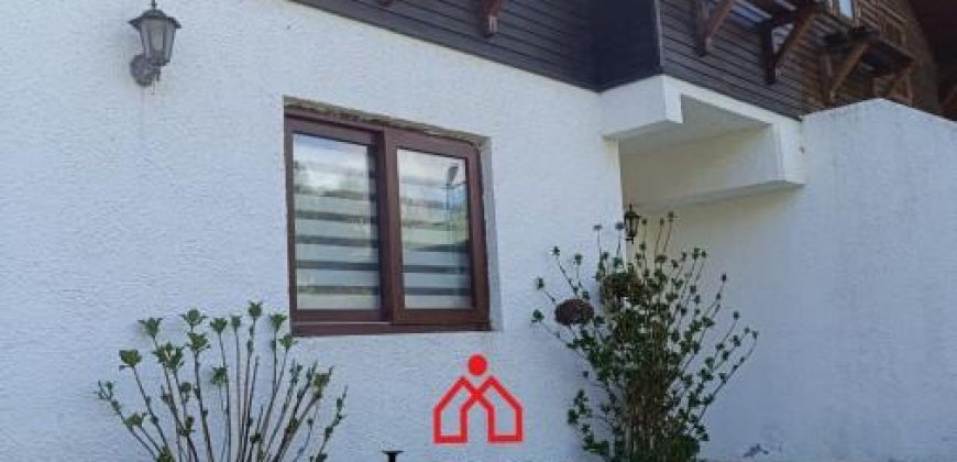 Se vende hermosa casa amoblada , en condominio camino al volcán a 8 minutos del centro de Pucón.