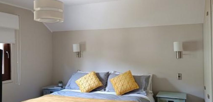 Se vende hermosa casa amoblada , en condominio camino al volcán a 8 minutos del centro de Pucón.