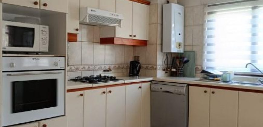Se vende hermosa casa amoblada , en condominio camino al volcán a 8 minutos del centro de Pucón.