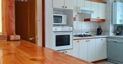 Se vende hermosa casa amoblada , en condominio camino al volcán a 8 minutos del centro de Pucón.