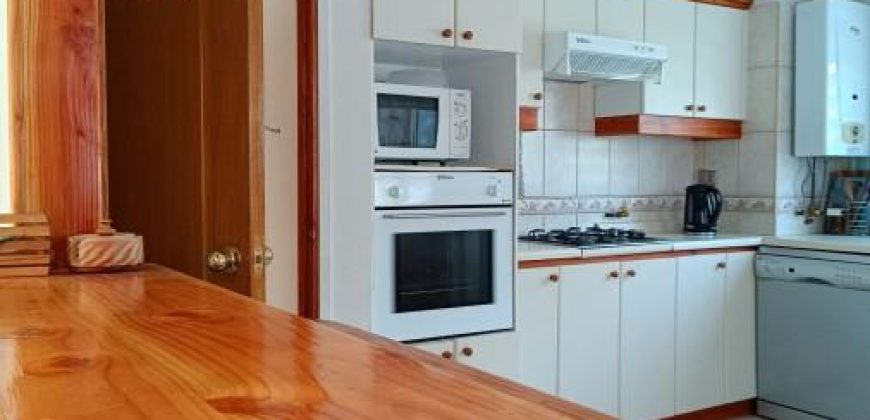 Se vende hermosa casa amoblada , en condominio camino al volcán a 8 minutos del centro de Pucón.