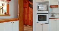Se vende hermosa casa amoblada , en condominio camino al volcán a 8 minutos del centro de Pucón.