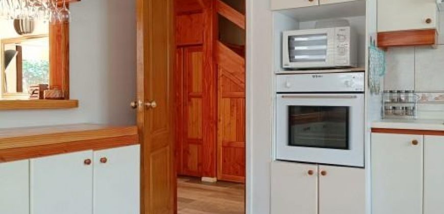Se vende hermosa casa amoblada , en condominio camino al volcán a 8 minutos del centro de Pucón.