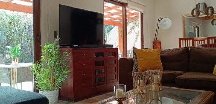 Se vende hermosa casa amoblada , en condominio camino al volcán a 8 minutos del centro de Pucón.