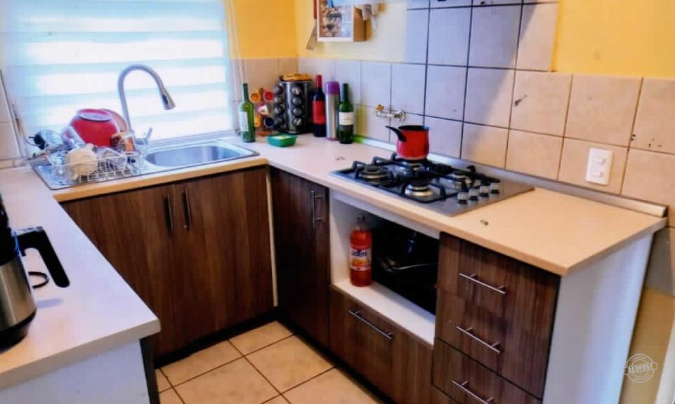 Vende Casa esquina 2 pisos Los Hinojos 3784 Villa Praderas de Santa Carolina.
