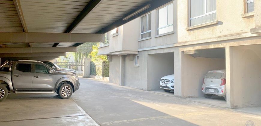 Vendemos luminoso departamento a pasos de la clínica y frente al colegio Alemán. 