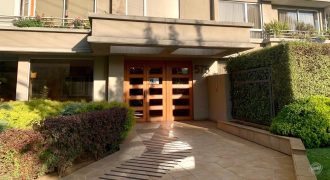 Vendemos luminoso departamento a pasos de la clínica y frente al colegio Alemán. 