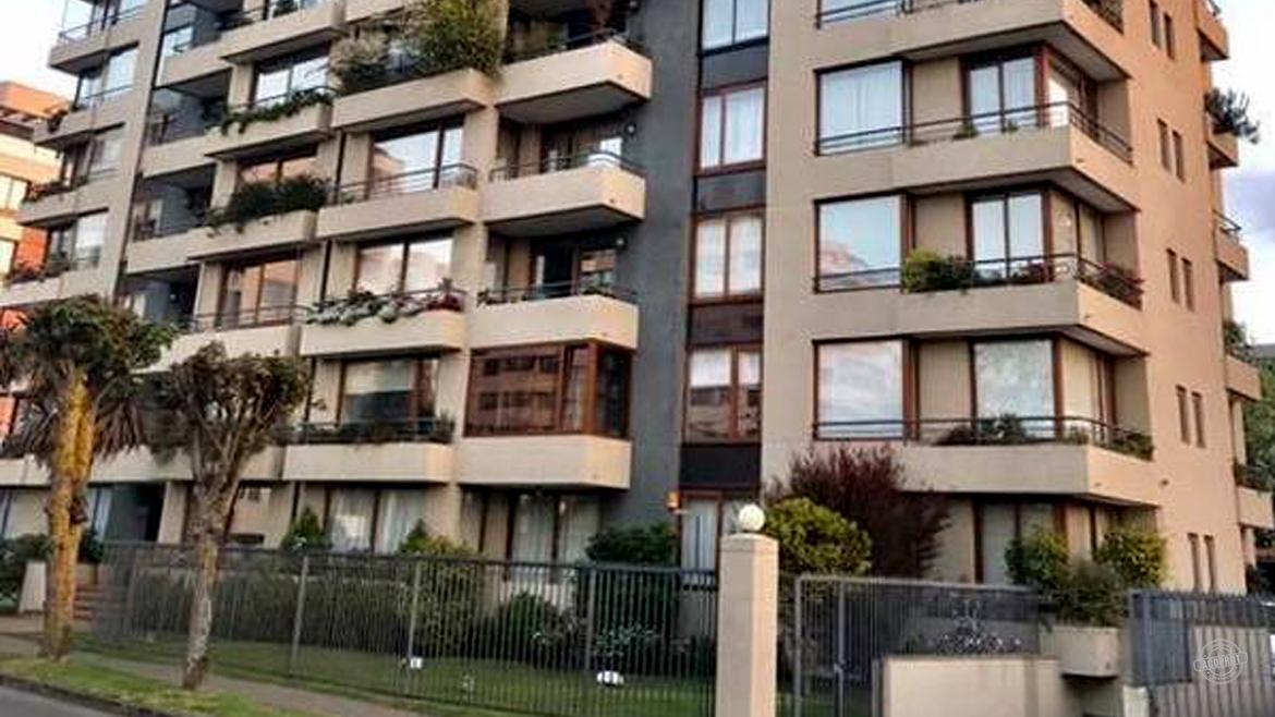 Vendemos amplio departamento dúplex a pasos de la Av. Alemania