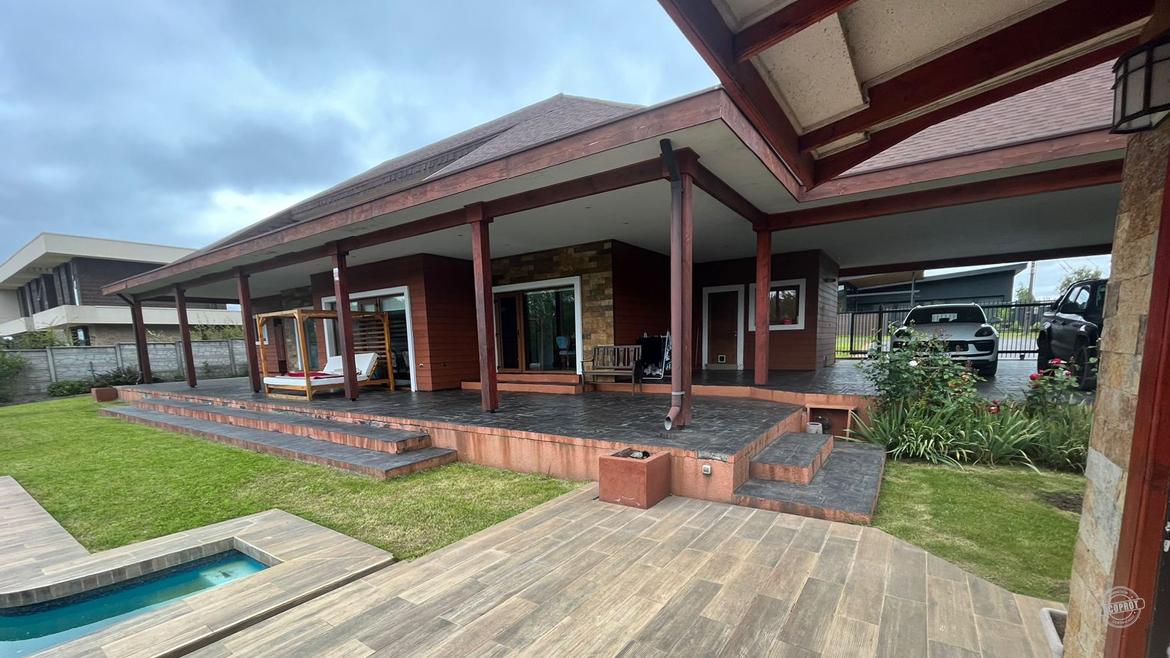 Vendemos  hermosa casa en Lomas del Carmen