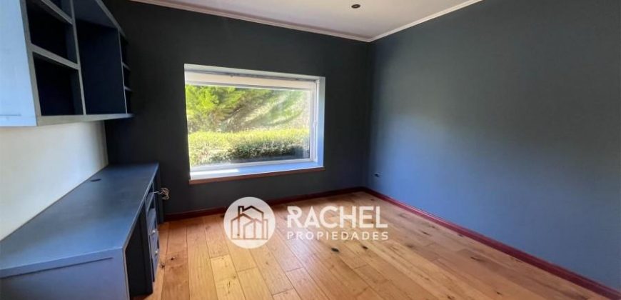 Se vende hermosa casa de estilo canadiense en el Sector Pumalal.