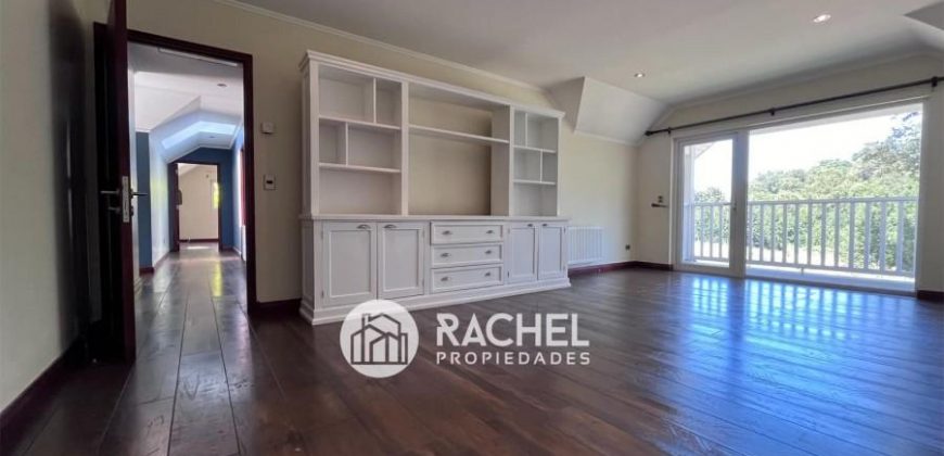 Se vende hermosa casa de estilo canadiense en el Sector Pumalal.