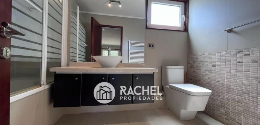 Se vende hermosa casa de estilo canadiense en el Sector Pumalal.