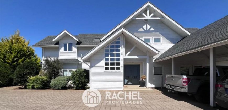 Se vende hermosa casa de estilo canadiense en el Sector Pumalal.