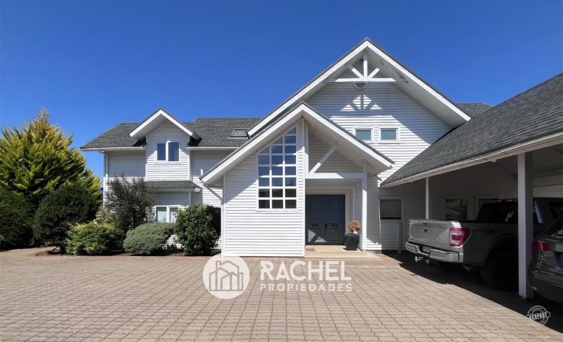 Se vende hermosa casa de estilo canadiense en el Sector Pumalal.