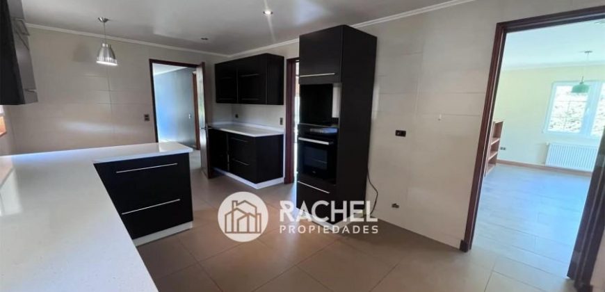 Se vende hermosa casa de estilo canadiense en el Sector Pumalal.