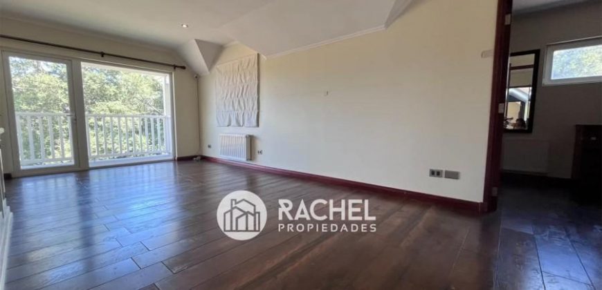 Se vende hermosa casa de estilo canadiense en el Sector Pumalal.