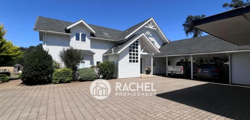 Se vende hermosa casa de estilo canadiense en el Sector Pumalal.
