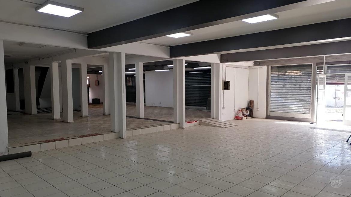 Arrendamos gran local de esquina con excelente visibilidad.